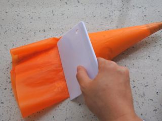 13、⭐原味黄油曲奇饼干⭐,用刮片将面糊往前端刮 。这个时候开始预热烤箱，上下火170度 。