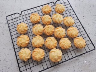 15、⭐原味黄油曲奇饼干⭐,出炉以后转至烤架上晾凉。