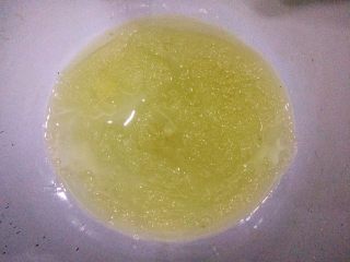 6、玉米面饼干,打散，打匀。