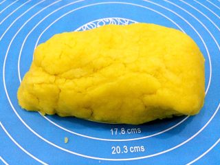 8、玉米面饼干,形成这样的面团，我这个有些干了。第一次尝试，不是很好看。