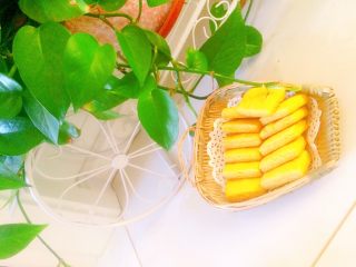 11、玉米面饼干,180度中下层烤12分钟，然后放在中上层在烤5到8分钟即可。