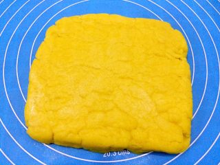 9、玉米面饼干,压扁，厚度不要超过一厘米。