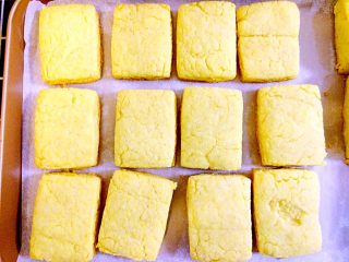 10、玉米面饼干,用模具压出自己喜欢的图形。这个过程中预热烤箱180度。