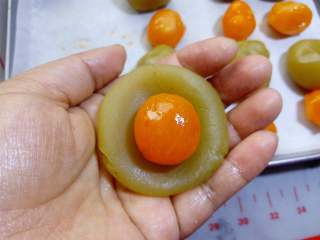 10、广式月饼~莲蓉蛋黄月饼,放上一粒蛋黄。