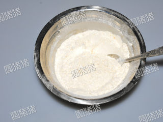 1、咸香芝士棒,将卡夫芝士粉+中筋面粉在盆内混合均匀备用。