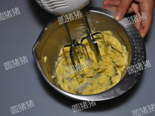 2、咸香芝士棒,软化黄油用电动打蛋器低速搅打至松散。