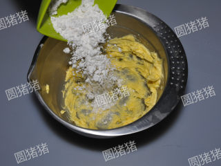 3、咸香芝士棒,加入糖粉和盐，用电动打蛋器低速搅打均匀。