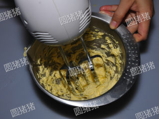 4、咸香芝士棒,每次都要充份搅打均匀后，再加入第二次。