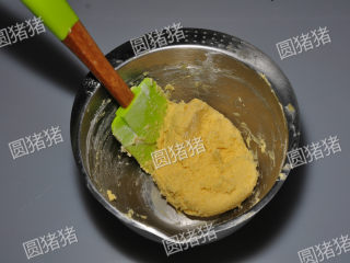 5、咸香芝士棒,用橡皮刮刀翻拌，直至看不到干粉，成面团状。