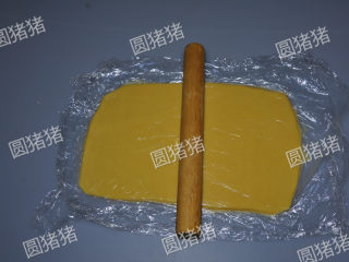 6、咸香芝士棒,将面团上下各铺一张保鲜膜，用擀面棍将面团擀成4mm厚的长方形面片，再移入冰箱冷冻15分钟左右。