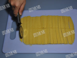 7、咸香芝士棒,用带齿的轮刀将面团切割成1CM宽，7CM长的条状。也可以用普通刀。