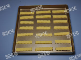 8、咸香芝士棒,将饼干条均匀的铺放在烤盘上，中间保持一定的距离。因饼干烘烤过程中会膨大。