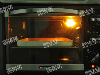 9、咸香芝士棒,烤箱170度预热，170度上下火，中层烤15分钟。烤好后取出饼干盘，待饼干凉透后再取出来。