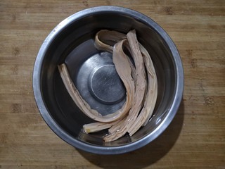 1、芹菜拌腐竹,干腐竹用温水泡发4小时以上至软。