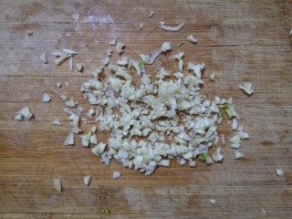 5、芹菜拌腐竹,蒜切末。