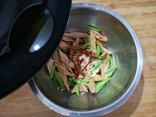 13、芹菜拌腐竹,将热油浇在各种食材上，滋啦一声后，香味全都激发出来了，拌匀即可。