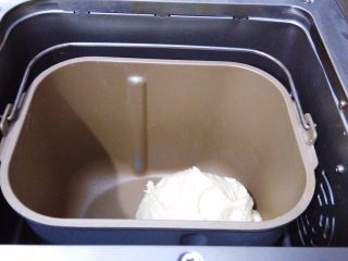 2、香葱芝士面包,和面完成，已经是光滑的面团了，面包机自动进入发酵，时间20分钟（发面包括和面加一次发酵，不用动面包机的任何程序）