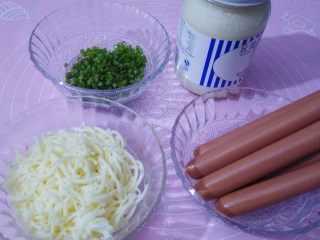3、香葱芝士面包,面团发酵的间隙可以准备材料，把香葱叶洗净切小段，马苏里拉奶酪提前软化，火腿肠去外包装