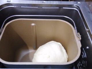 4、香葱芝士面包,发酵完成，把面团取出来。