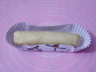 9、香葱芝士面包,放到合适的模具里，如果没有这个纸托模具，可以直接放烤盘上，要预留出合适的位置。