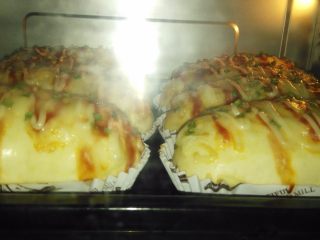 13、香葱芝士面包, 烤箱设置上火180度，下火150度，时间20分钟，这是烤了大概15分钟的图，颜色很漂亮，看着就想吃了吧（因为撒了芝士，沙拉酱，上火一定要高