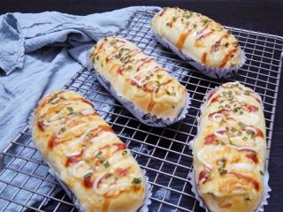 14、香葱芝士面包,面包出炉后取出放凉