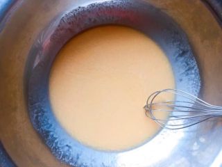 3、燕麦芝麻饼干,用蛋抽搅拌均匀。