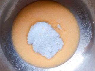 4、燕麦芝麻饼干,加入绵白糖。