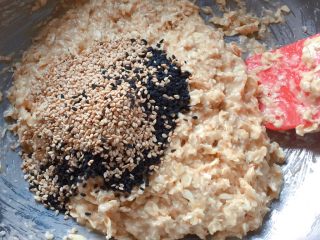 8、燕麦芝麻饼干,加入黑、白芝麻。
