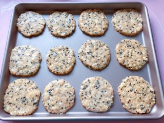 11、燕麦芝麻饼干,然后把一个个小圆球压扁。（喜欢口感软一些的就压得厚一点，喜欢口感脆一点的就压扁一点）