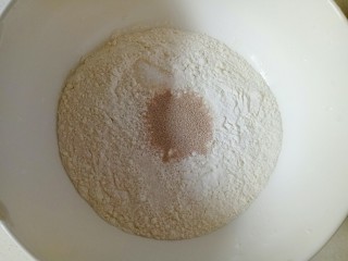 2、芒果披萨,将高筋面粉，盐，酵母，糖，放在容器里