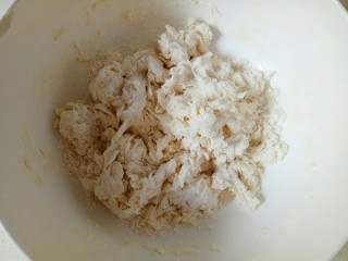 3、芒果披萨,分次加水，先用筷子搅拌成絮状