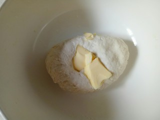 4、芒果披萨,然后用手揉成面团，再加入黄油，揉至光滑面团