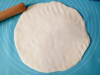 7、芒果披萨,将面团排气，松弛15分钟。将面团擀成比披萨盘大一点的圆片