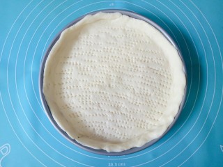 8、芒果披萨,披萨盘刷一层油，将面胚放在披萨盘中，用叉子叉出小孔