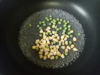 9、芒果披萨,锅中加入适量水烧开，放入豌豆粒，玉米粒焯水