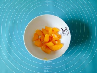 11、芒果披萨,芒果取出芒果肉，切成小块