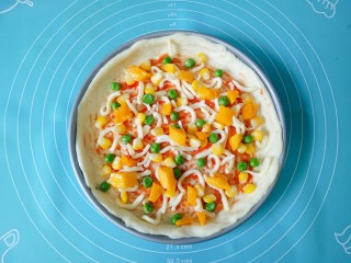 13、芒果披萨,把玉米粒，豌豆粒，芒果肉，均匀的摆放在饼皮上