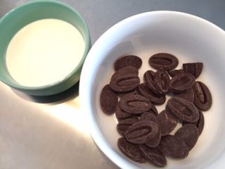 1、巧克力杯子蛋糕,准备淡奶油、巧克力币弄碎