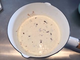 2、巧克力杯子蛋糕,淡奶油小火煮至60度（边缘微微冒小泡），放入巧克力碎，晃动至淡奶油淹没巧克力碎，静置5分钟