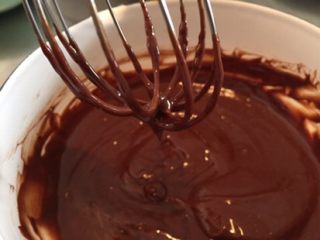 4、巧克力杯子蛋糕,拌匀后静置过夜