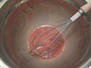 5、巧克力杯子蛋糕,牛奶加至温热，放入巧克力币，搅拌至巧克力融化