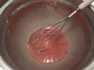 6、巧克力杯子蛋糕,加入玉米油搅拌