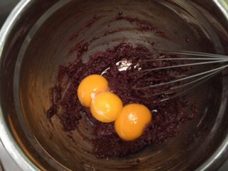 8、巧克力杯子蛋糕,加入牛奶油混合物，拌至无干粉后磕入蛋黄