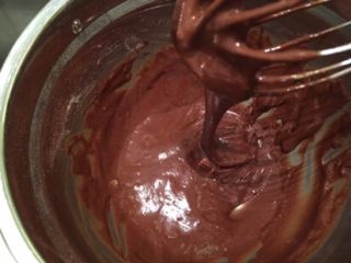 9、巧克力杯子蛋糕,拌至顺滑