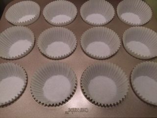 12、巧克力杯子蛋糕,将纸杯放入12连模内