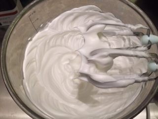 10、巧克力杯子蛋糕,蛋白加入柠檬汁，砂糖分3次加入蛋白内，打发至干性发泡