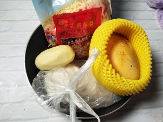 1、花边披萨~饺子皮平底锅版,我做了一个鸡肉土豆,一个水果的,现在以土豆肌肉的为例。准备食材。