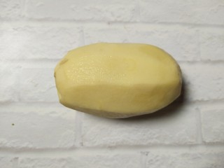 2、花边披萨~饺子皮平底锅版,土豆切皮洗净。