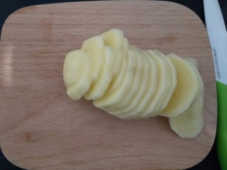 3、花边披萨~饺子皮平底锅版,土豆要切片,要不然时间短了土豆不好熟,时间长了,底下的皮就会焦。如果是水果可以切片,块都可以了。